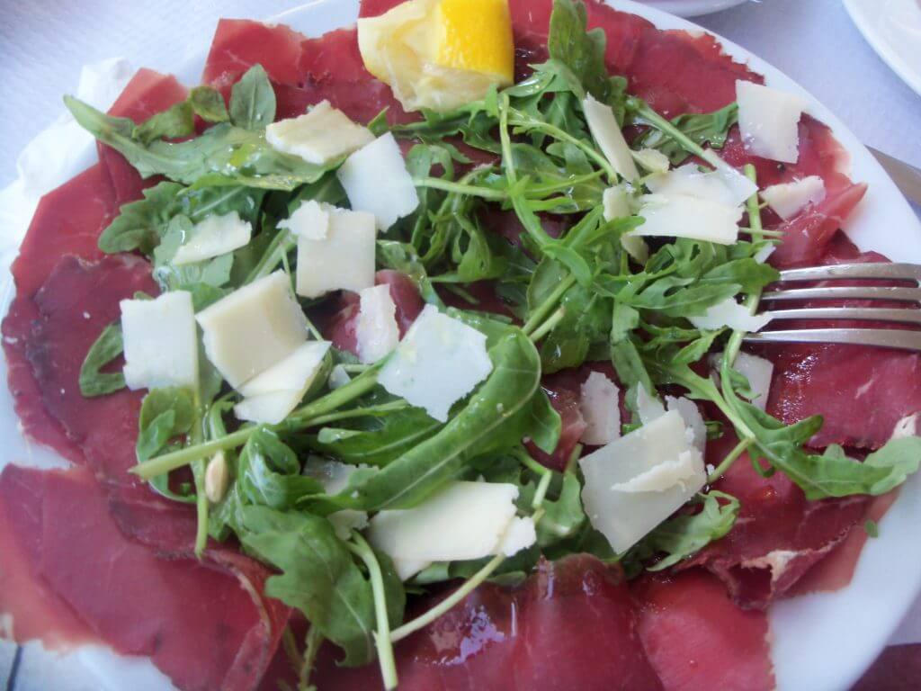 Bresaola mit Rucola und Parmigiano Reggiano aus Bergamo