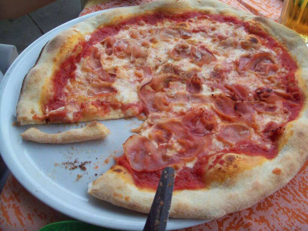 Italienische Pizza mit Prosciutto