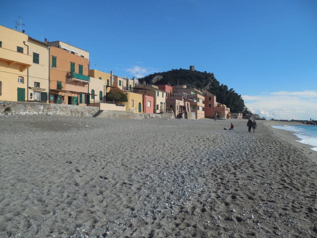 Varigotti in Ligurien mit seinem langen Strand