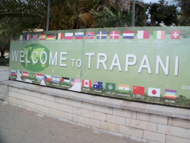 Willkommensschild am Hafen von Trapani