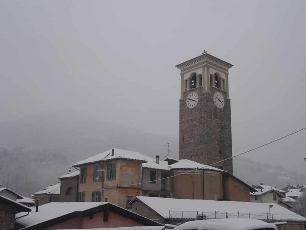 Kirchturm auf dem Marktplatz von Sagliano Micca