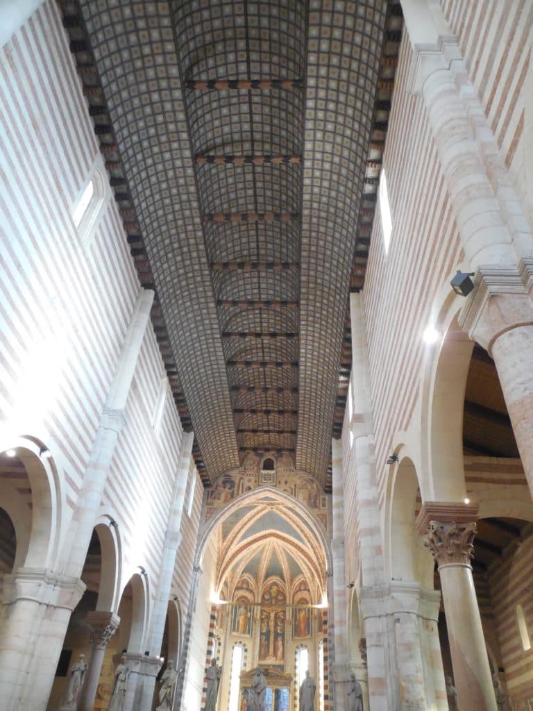 Das Hauptschiff der Basilica San Zeno Maggiore