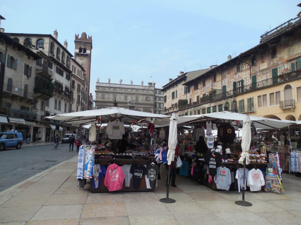Piazza delle Erbe mit Marktständen