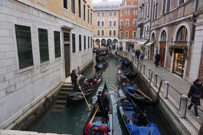 Viele Gondeln in einem Seitenkanal in Venedig