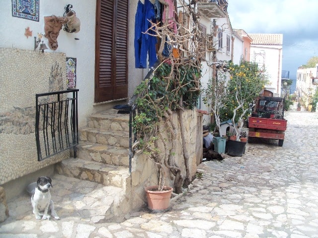 Typische Dorfatmosphäre im Inneren Siziliens