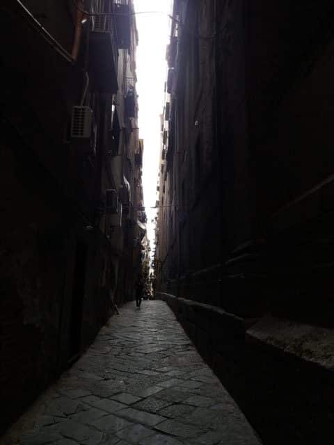 Die Gassen können in Neapel sehr eng und dunkel sein