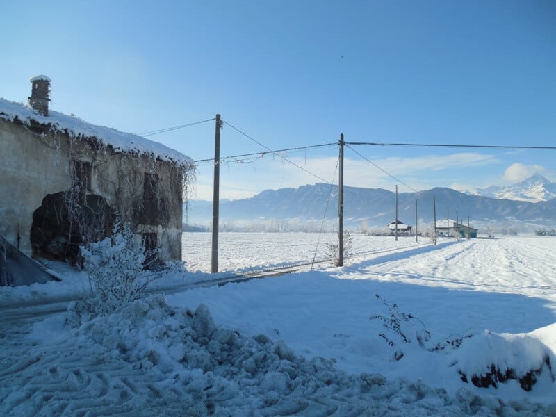 Winter in Italien: Ein altes Bauernhaus im Schnee im Piemont