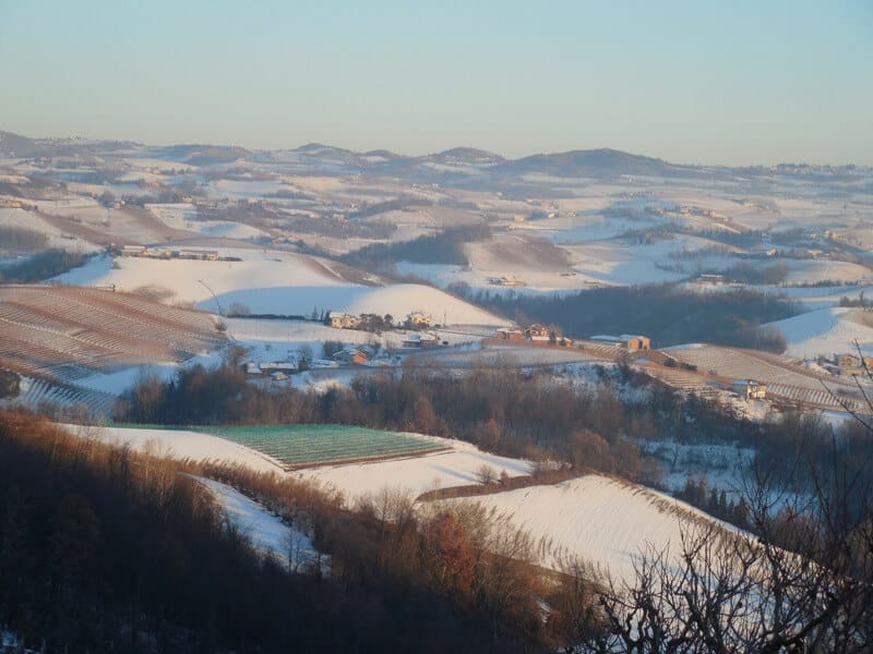 Verschneite Landschaft im Roero und den Langhe.