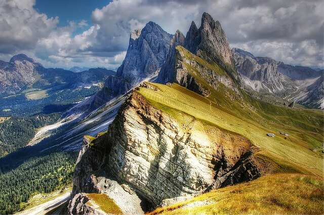 Herrliches Foto der Dolomiten mit Gipfel
