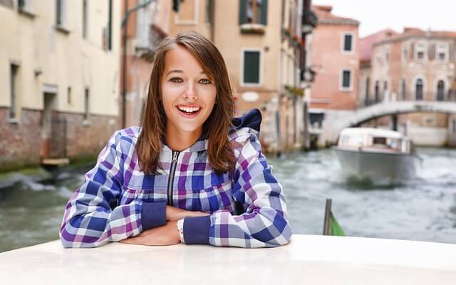 Bild mit Frau beim Italienisch sprechen