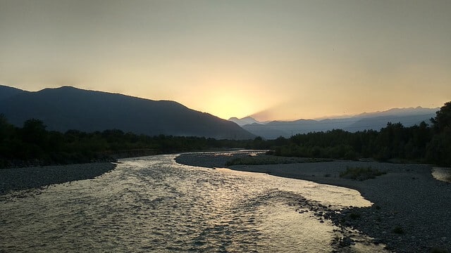 Der Fluss Stura in der Abenddämmerung