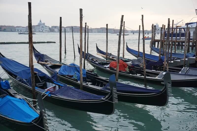 Venedigs Gondeln warten auf Besucher