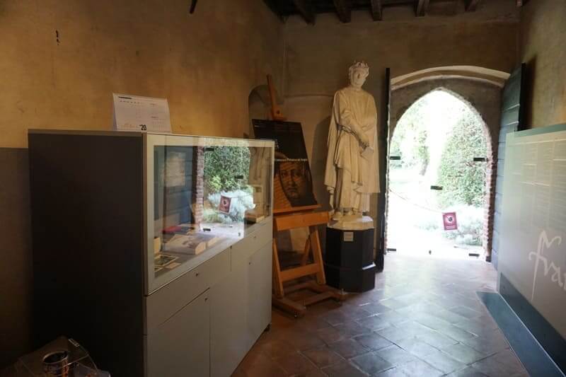 Das Haus des Francesco Petrarca mit seiner Statue