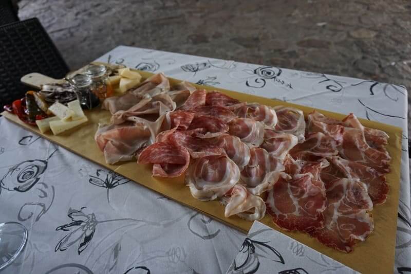 In Arquà Petrarca lässt es sich gut am Mittag mit Käse und Salumi verschnaufen
