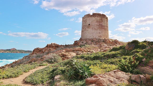 Turm auf Sardinien an der Küste
