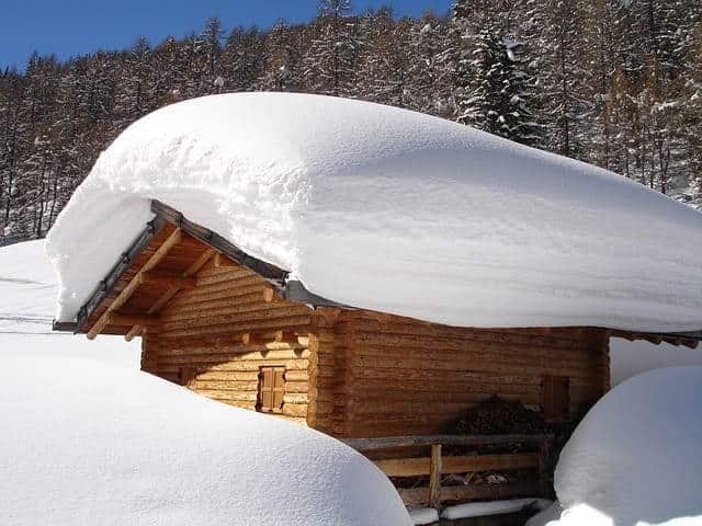Blockhütte mit Schnee bedeckt in Südtirol