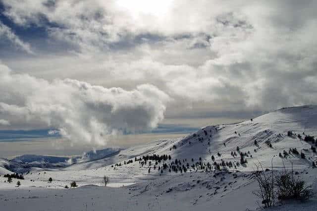 Der zugeschneite Campotosto-See im Winter