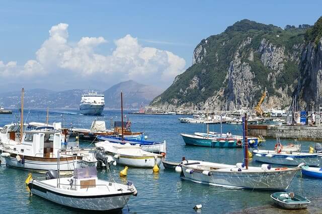 Beschaulicher Hafen auf der Insel Capri