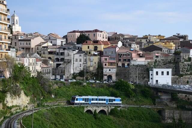 Stadtbild von Catanzaro mit fahrendem Zug