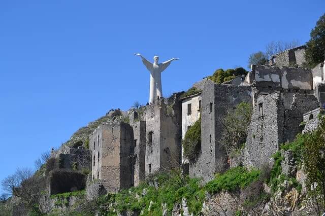 Die berühmte Christusstatue thront auf dem Berg San Biagio 