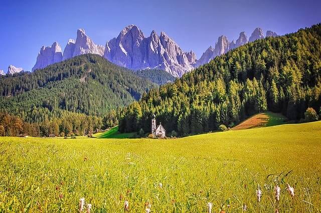 Wiesenparadies mit Kirche in den Dolomiten