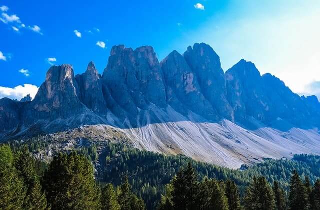 Die Berge der Dolomiten davor Wald