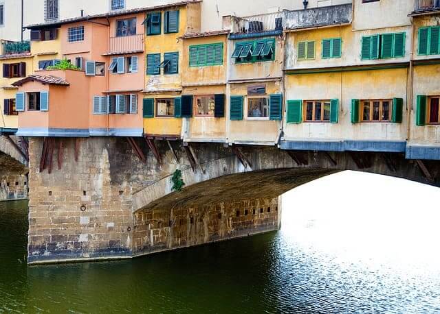 Der Ponte Vecchio in Florenz mit seinen Wohnhäusern