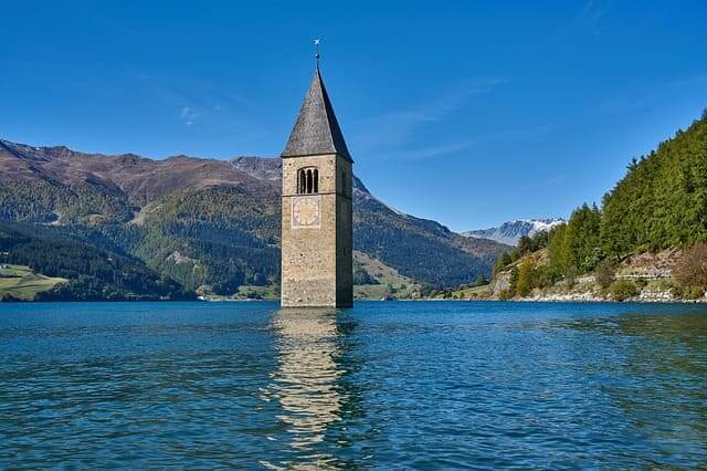Der Reschensee mit dem berühmten Kirchturm im See
