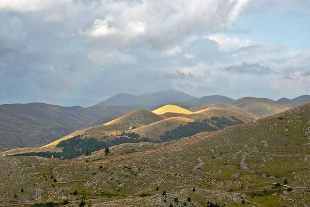 Regenbogen und Lichtspiele: Sicht von der Rocca di Calascio