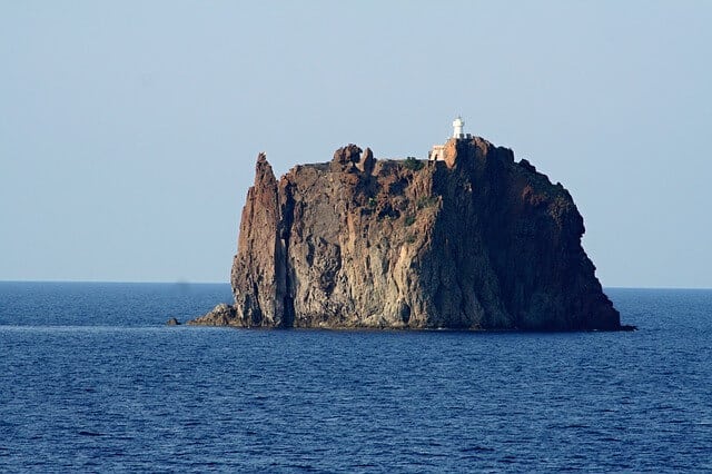 Die kleine Insel Strombolicchio nahe Stromboli