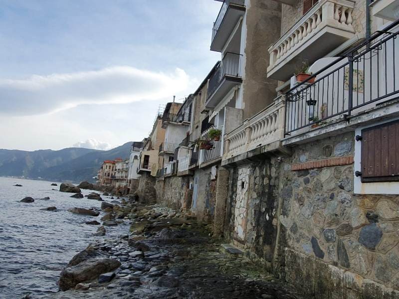 Wohnhäuser werden in Kalabrien oft bis zum Meer gebaut
