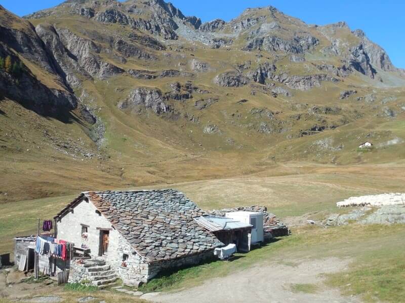 Mit Steinplatten gedecktes Dach im Alpenraum