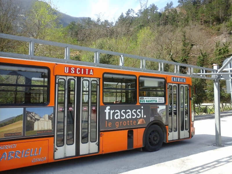 Ein Bus fährt zum Eingang der Frasassi-Höhlen