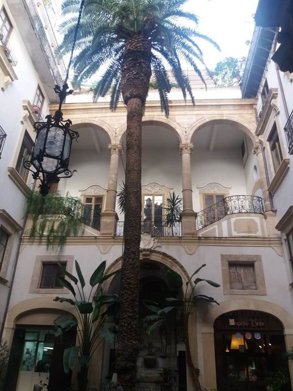 Typischer Innenhof in Palermo: Gut sichtbar sind die orientalischen Einflüsse