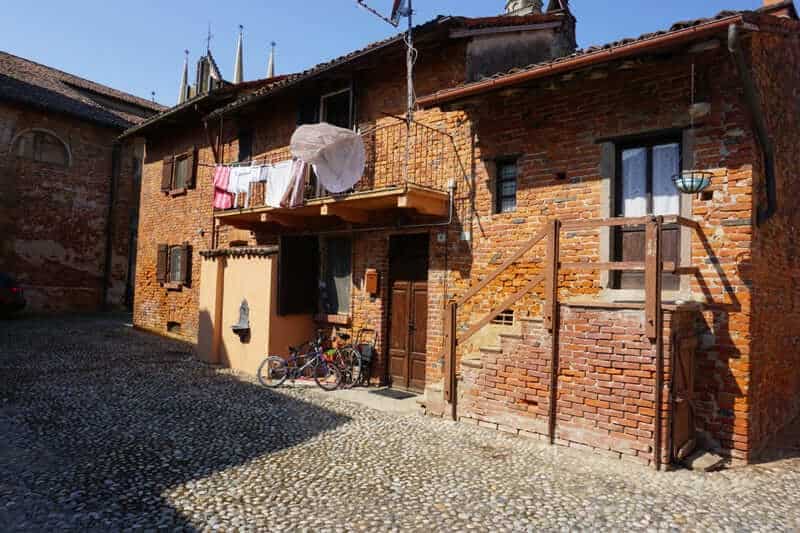 Mit roten Backsteinen errichtetes Haus im Piemont