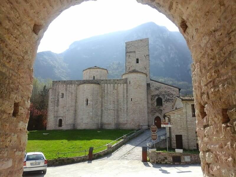 Blick auf das Nonnenkloster San Vittore alle Chiuse von Außen durch einen antiken Torbogen