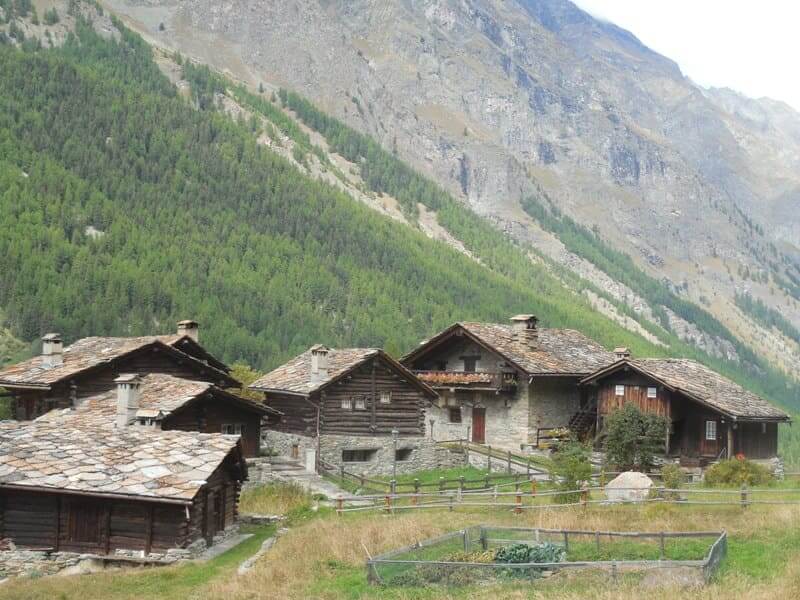 Alpine Häuser als Agglomeration in Tignet, Piemont