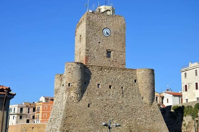 Torre Termoli mit seiner Uhr, im Hintergrund Häuser