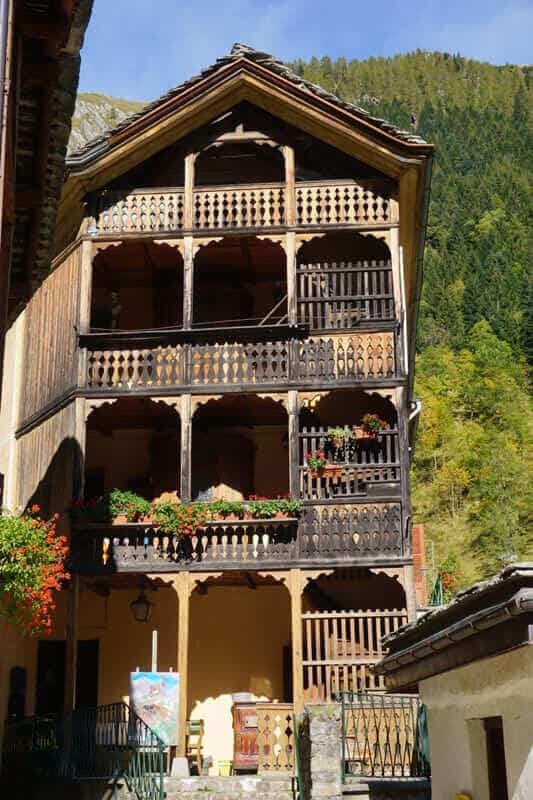 Typisches Walserhaus mit seinen Holzbalkonen