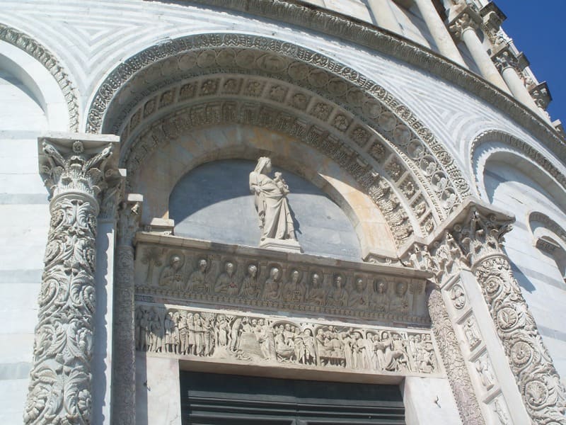 Verzierte Archivolten am Dom von Pisa
