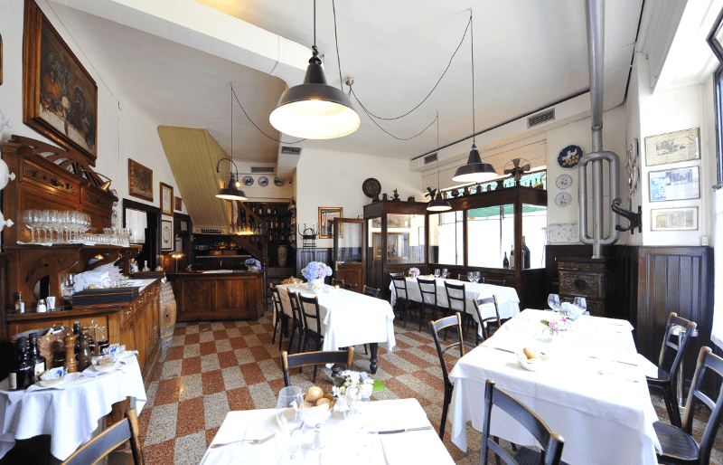 Die Trattoria della Pesa mit ihrem historischen Charme mit alten Stühlen, Fußboden, Industrielampen