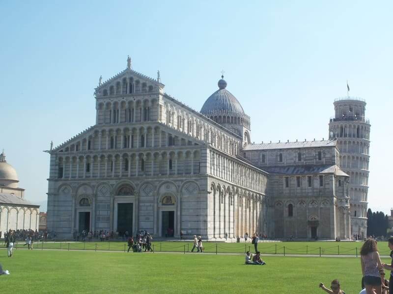 Der Dom in Pisa im Vordergrund, dahinter der Schiefe Turm