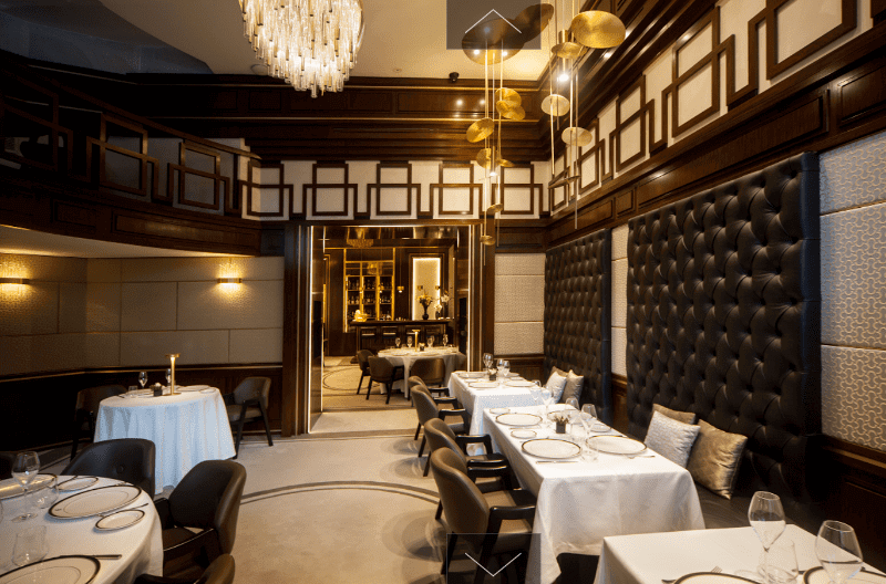 Einer der edlen Speiseräume im Restaurant Giannino mit Kronleuchtern, gedeckten Tischen