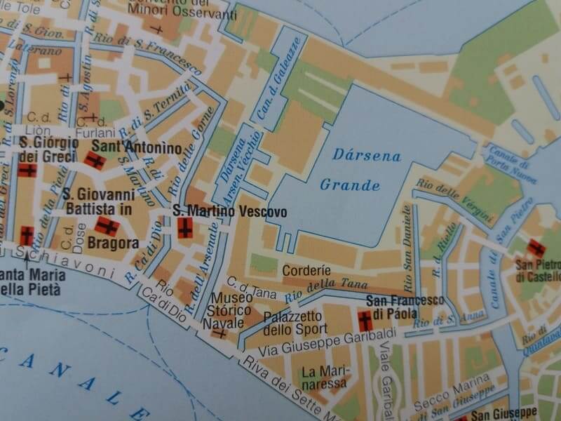 Kirchen-Karte rund um den Dock Dársena Grande