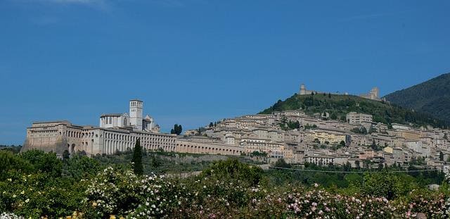 Sicht auf die Basilica San Francesco in Assisi mit ihren Arkaden-Bögen