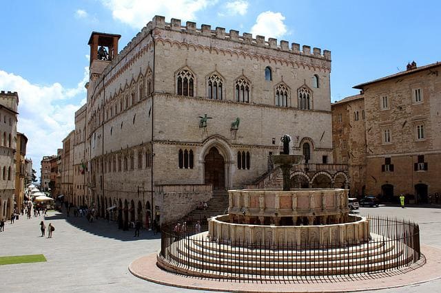Der berühmte Brunnen "Fontana Maggiore" in Perugia auf der Piazza Grande