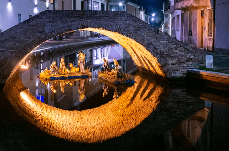 Beleuchtete Comacchio-Krippe am Abend