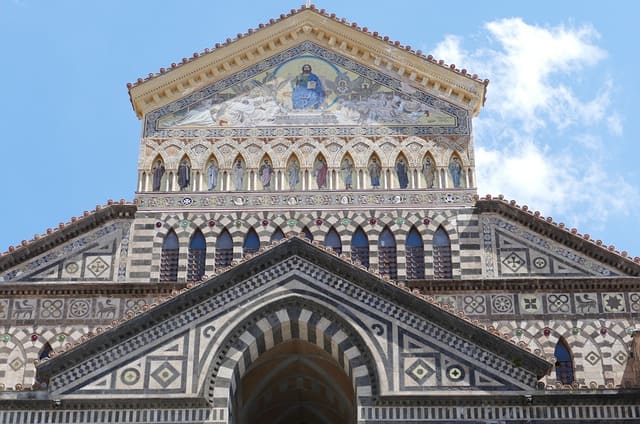 Ausschnitt der Fassade der Kathedrale von Amalfi