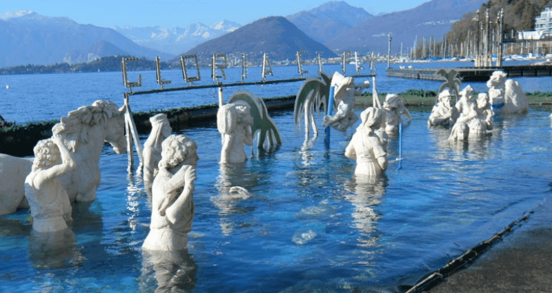 Die Unterwasserkrippe von Laveno, bei der die Figuren gerade hinabgelassen werden