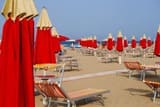 Strandliegen und Sonnenschirme am Strand von Rimini